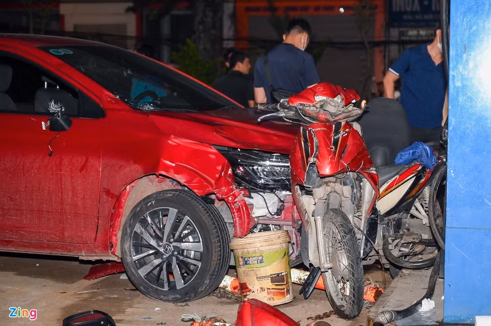 Xe Honda City đâm thẳng vào cây xanh khiến 8 người bị thương, nhiều phương tiện hư hỏng nặng. Ảnh: Mạnh Đạt.