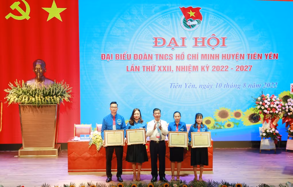 Lãnh đạo huyện Tiên Yên khen thưởng cho các tập thể, cá nhân có thành tích xuất sắc trong công tác Đoàn và phong trào thanh thiếu nhi huyện Tiên Yên nhiệm kỳ 2017 - 2022.