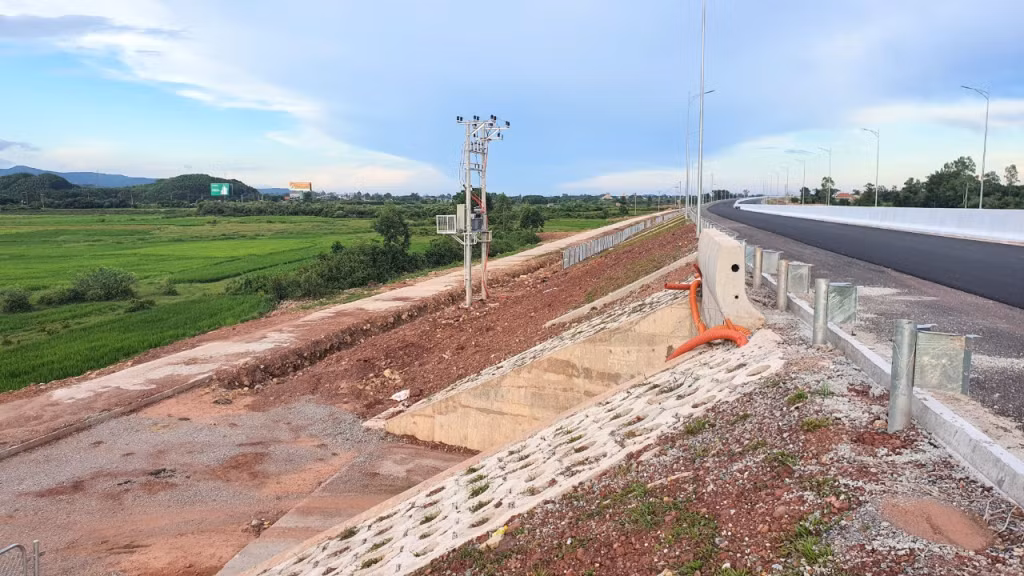 Hiện nay, tại xã Quảng Nghĩa còn một số tuyến đường qua hầm chui cao tốc 