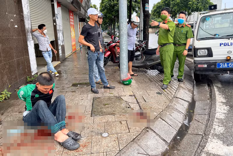 Lực lượng Công an cùng nhân dân bắt giữ đối tượng Dũng.