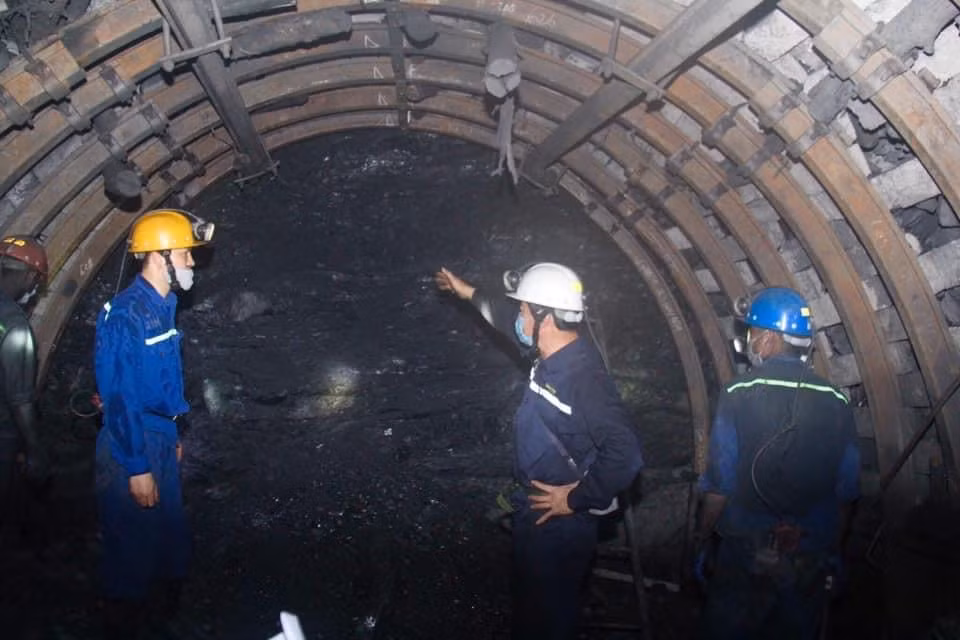 Lãnh đạo Công ty Xây lắp mỏ kiểm tra công tác đào lò tại gương lò mức -250m đến -400m tại Công ty CP Than Mông Dương.