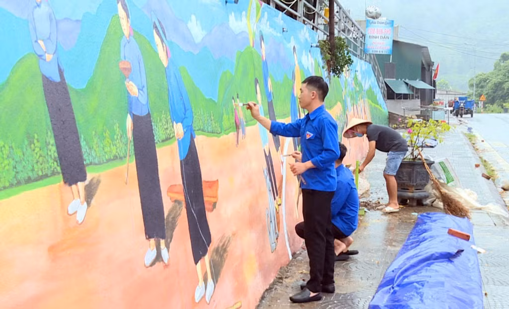 Đoàn thanh niên xã Húc Động (huyện Bình Liêu) vẽ tranh xây dựng môi trường sáng, xanh, sạch, đẹp.