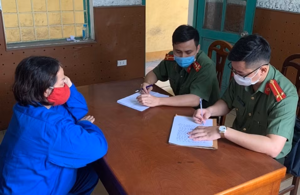 Cán bộ điều tra làm việc với bị can liên quan đến đường dây tổ chức cho người khác xuất nhập cảnh trái phép.