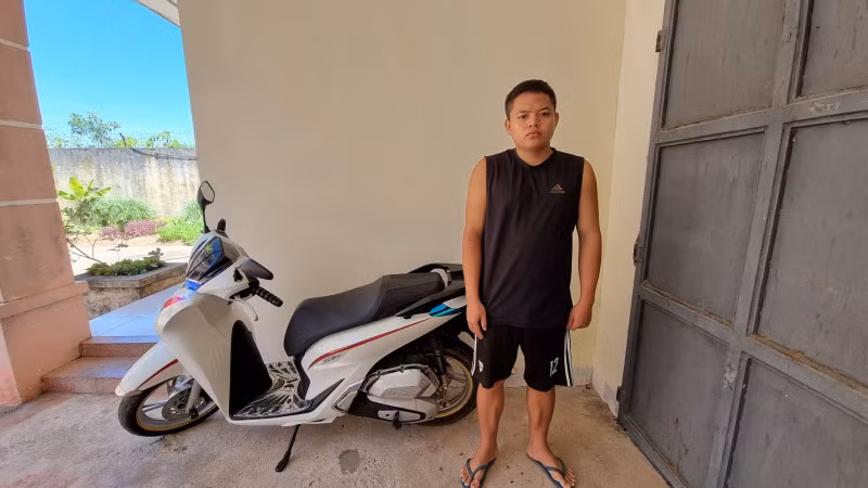 Nguyễn Văn Hiếu bị bắt giữ cùng chiếc xe máy làm phương tiện gây án.
