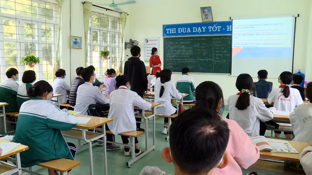 Giáo viên Trường THCS Đông Xá sử dụng máy chiếu khi giảng dạy.