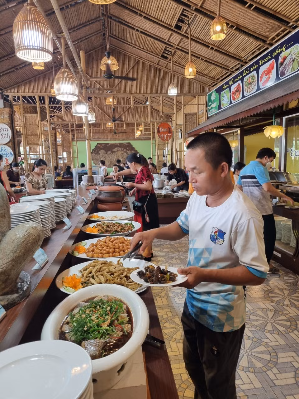 Du khách lựa chọn đồ ăn tại nhà hàng buffet Sen Á Đông (TP Hạ Long).