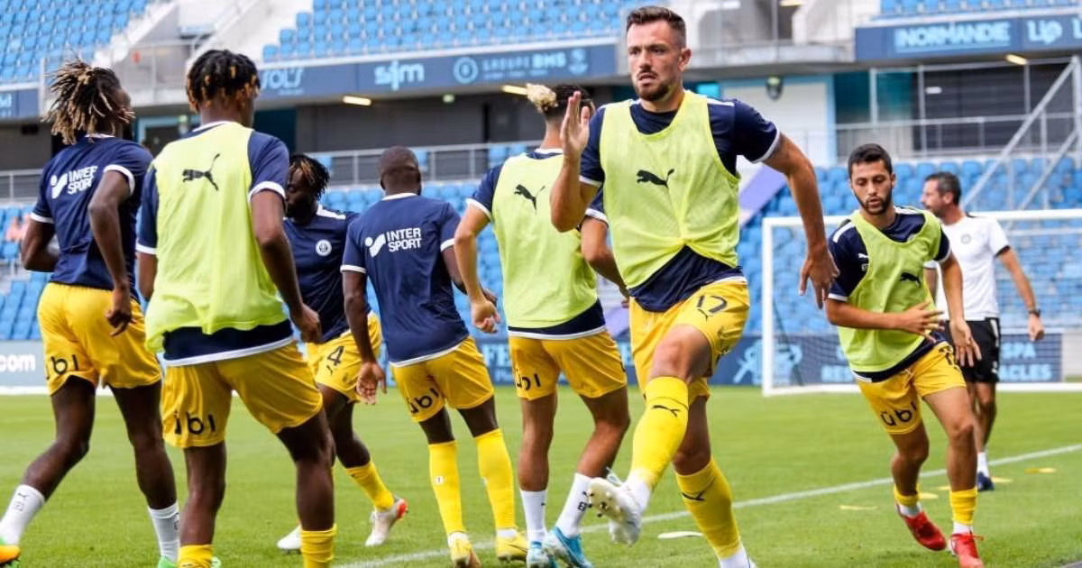 Đội hình Pau FC gồm nhiều cầu thủ mới, chưa thể sớm tạo ra sự kết nối. Ảnh: Pau FC