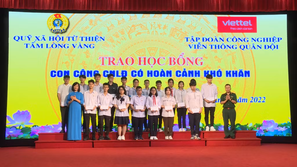 Tập đoàn Công nghiệp - Viễn thông Quân đội (Viettel) đã trao 20 suất học bổng thuộc Quỹ Xã hội từ thiện Tấm lòng Vàng cho 20 cháu là con CNVCLĐ Tập đoàn Công nghiệp Than - Khoáng sản Việt Nam.