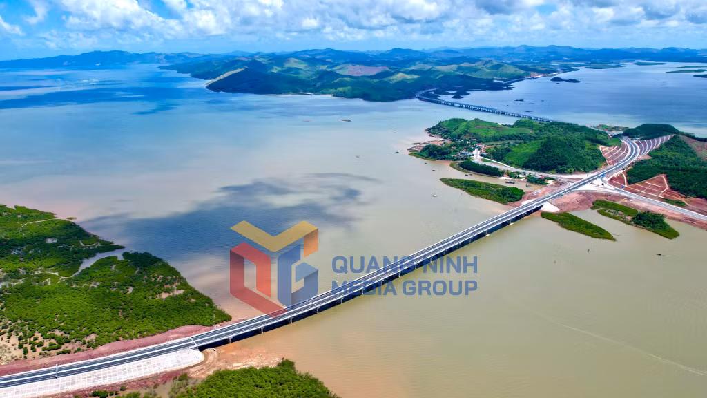 Cao tốc Vân Đồn - Tiên Yên dài 16,08km, được thiết kế 4 làn xe, tốc độ tối đa 120km/h, tổng mức đầu tư gần 3.600 tỷ đồng (8-2022). Ảnh: Đỗ Phương