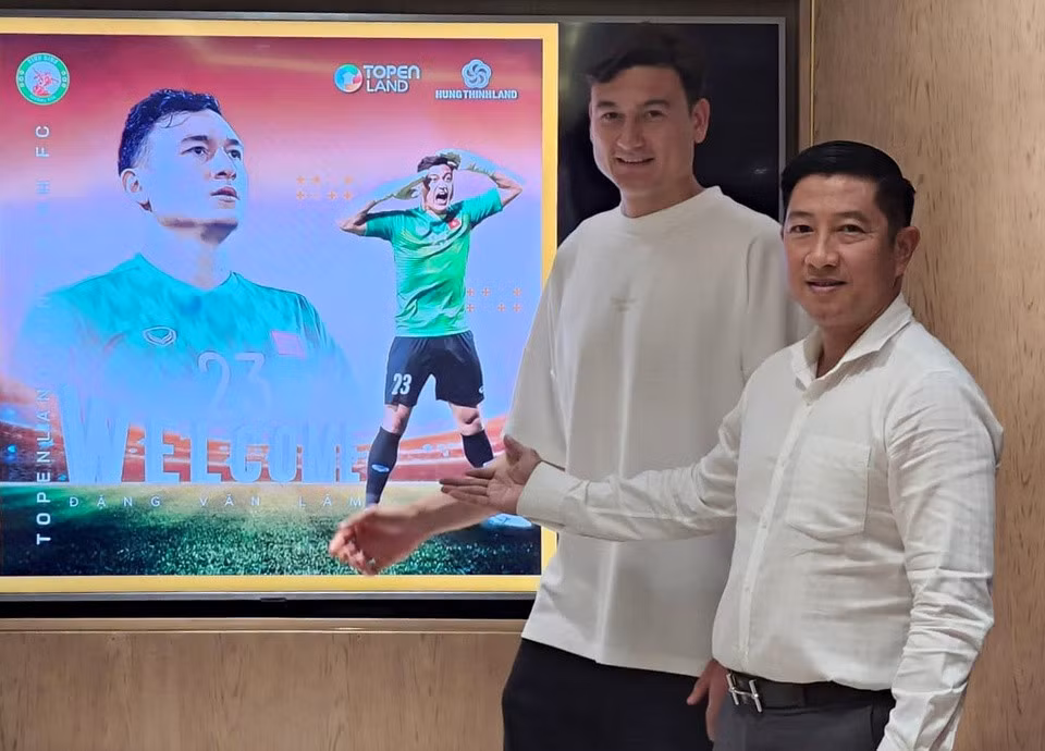 Thủ môn Đặng Văn Lâm chụp ảnh trong buổi ký hợp đồng bên cạnh lãnh đạo đội bóng. Ảnh: CLB Bình Định.