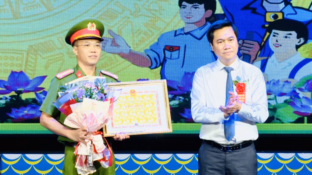 Đồng chí Nguyễn Tường Văn, Chủ tịch UBND tỉnh, trao Bằng khen của UBND tỉnh cho đồng chí Nguyễn Tiến Quyết, Trưởng Công an phường Hồng Gai vì đã có thành tích xuất sắc trong phong trào Toàn dân bảo vệ ANTQ năm 2021.