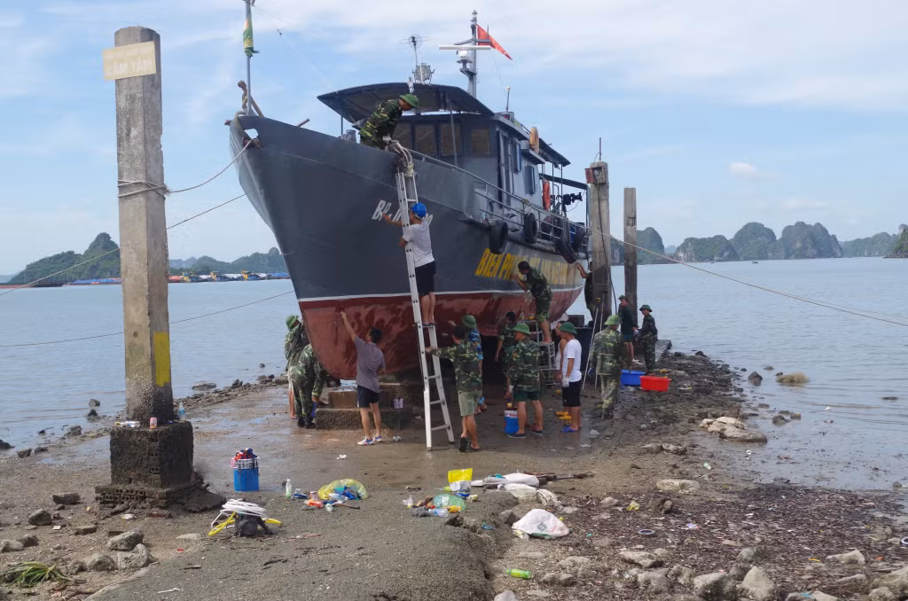 Cán bộ chiến sĩ Hải đội 2 BĐBP Quảng Ninh bảo dưỡng phương tiện.