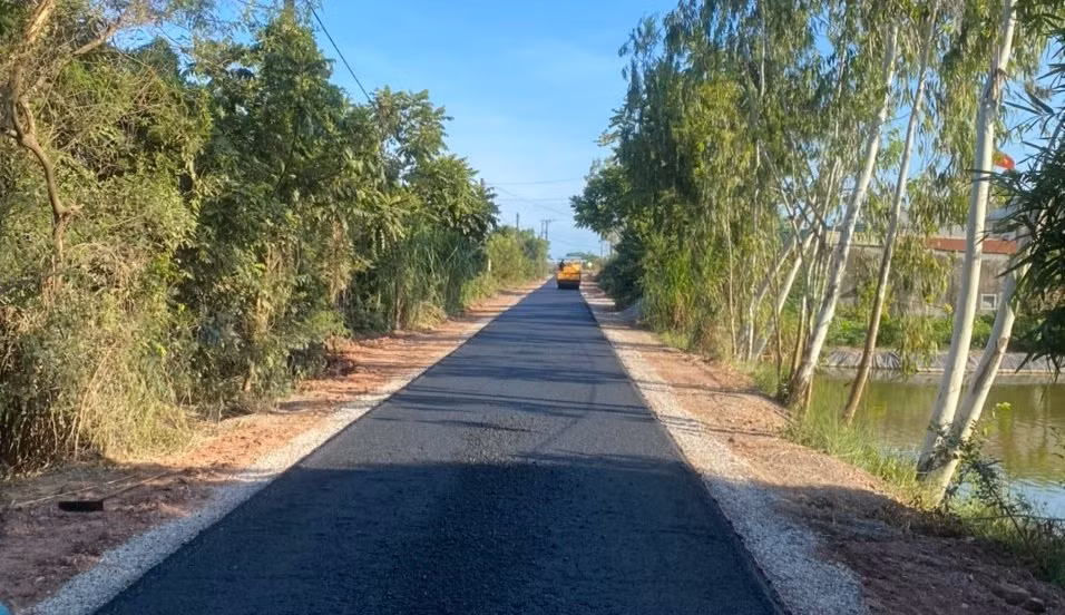 Tuyến đường dân sinh nối thôn 7 đến thôn 2, xã Hải Đông đang được Công ty TNHH đầu tư khẩn trương hoàn thành