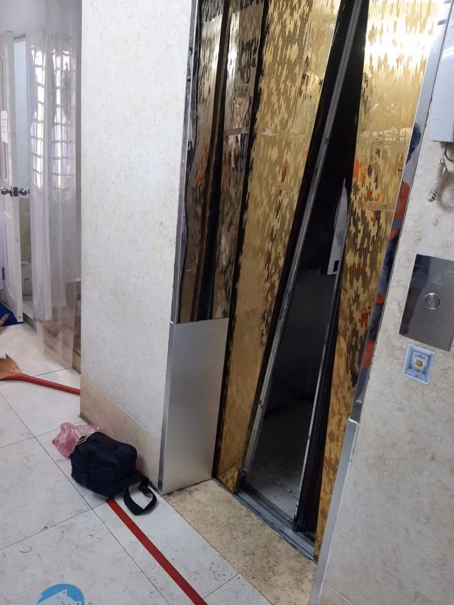 Thang máy nơi xảy ra sự cố khiến 9 người bị mắc kẹt bên trong. Ảnh: PCCC