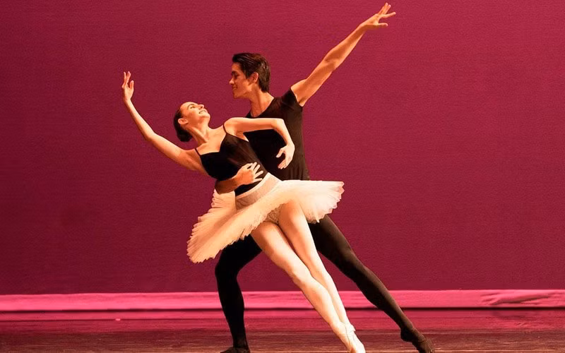 Phan Hải An trong một tiết mục ballet cùng bạn diễn. (Ảnh do Ban tổ chức cung cấp)