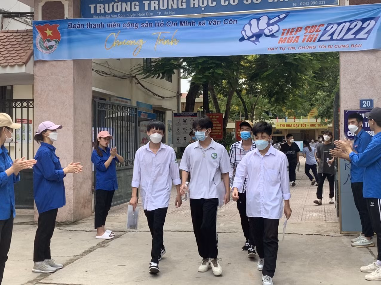 Thí sinh tại điểm thi Trường THCS Vân Côn (Hoài Đức, Hà Nội) sau khi làm bài môn Ngữ văn kỳ thi tốt nghiệp THPT 2022. Ảnh: Lê Vân.