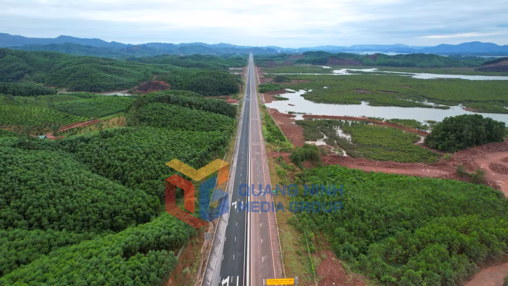 Cao tốc Vân Đồn - Tiên Yên (7-2022). Ảnh: Đỗ Phương