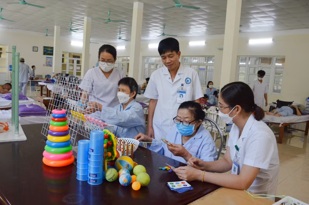 Bệnh nhân cao tuổi được điều trị tại Bệnh viện Lão khoa - Phục hồi chức năng tỉnh (phường Quang Hanh, TP Cẩm Phả).