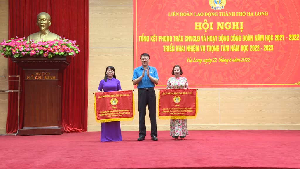 LĐLĐ tỉnh tặng cờ thi đua cho 2 công đoàn cơ sở có thành tích xuất sắc trong năm học 2021-2022.