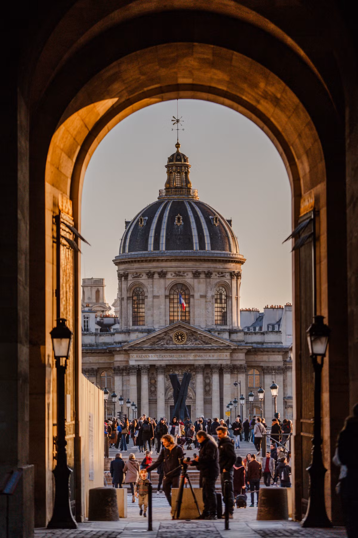 Trên ảnh là Institut de France hay Viện hàn lâm Pháp, được thành lập từ năm 1795, nằm ở quận 6. Nơi đây chỉ cách cầu Pont des Arts khoảng vài phút đi bộ.