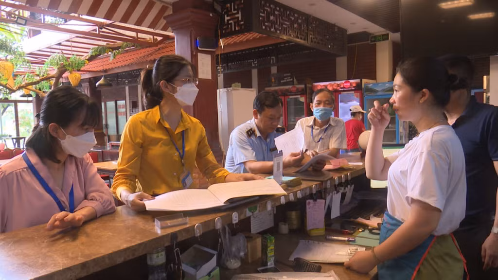 Đoàn kiểm tra liên ngành của TP Hạ Long kiểm tra về giá cả, VSATTP... tại các nhà hàng, khách sạn trên địa bàn. Ảnh: Hồng Hạnh (CTV)