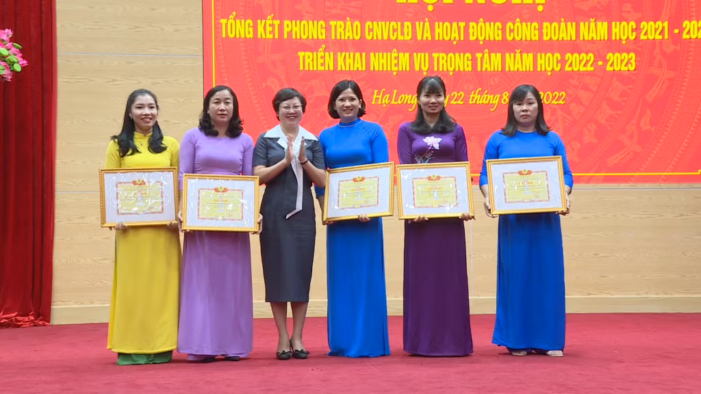 Công đoàn ngành Giáo dục khen thưởng công đoàn cơ sở các trường có thành tích xuất sắc trong năm học 2022-2023.