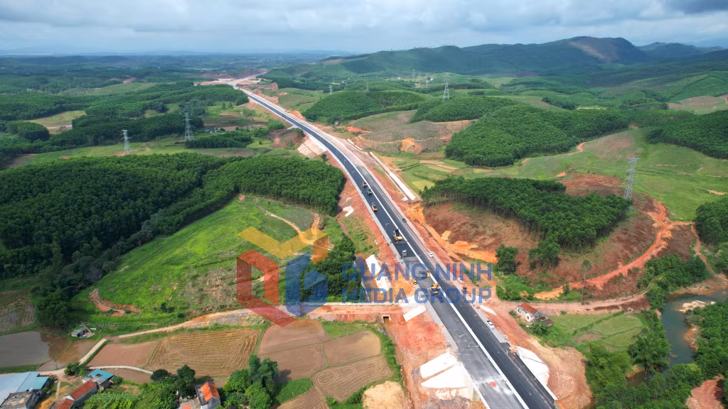 Thi công thảm nhựa mặt đường (5-2022). Ảnh: Đỗ Phương