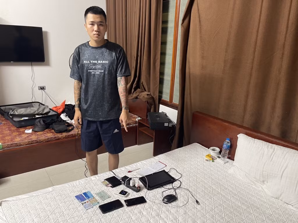 Đối tượng Tô Hải Đức bị bắt quả tang khi đang sử dụng trạm BTS phát tán trái phép tin nhắn rác.
