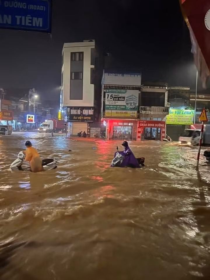 Khu vực đường An Tiêm (phường Hà Khẩu) ngập lụt cục bộ khiến cho việc đi lại của người dân gặp nhiều khó khăn.