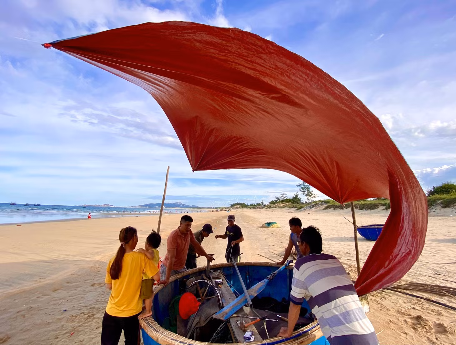 Người dân trong xã vẫn sống với những nghề liên quan đến biển như đánh bắt thủy hải sản, chế biến hải sản.