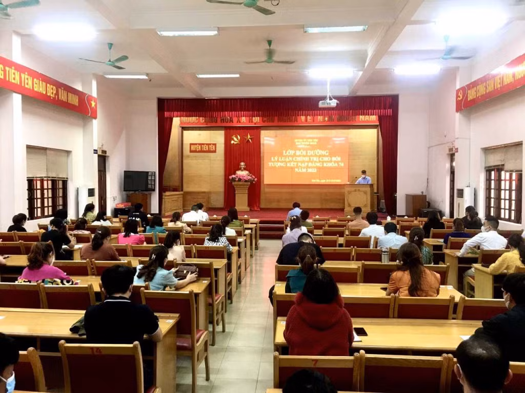 Huyện Tiên Yên tổ chức lớp bồi dưỡng lý luận chính trị cho đối tượng kết nạp Đảng khóa 74, tháng 3/2022. Ảnh: Trung tâm TT&VH Tiên Yên
