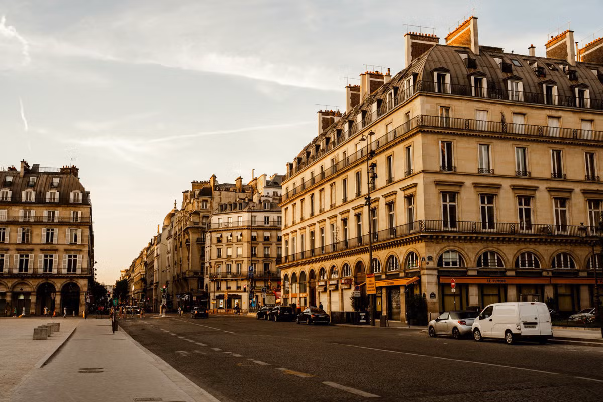 Những bức ảnh này được chụp khi Nguyễn Anh Lukas, nhiếp ảnh gia người Việt sống tại Paris, trên đường đi làm về nhà. Thời điểm chụp ảnh là 21h, vào một ngày cuối tháng 7.