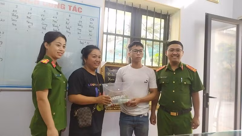 Công an thành phố Thái Bình tổ chức trao trả 102 triệu đồng cho người bị mất tài sản. (Ảnh: Công an cung cấp)