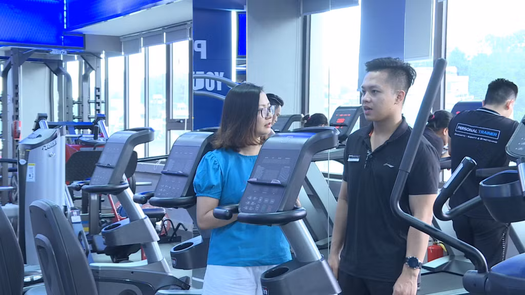 Chị Trần Thị Hải Yến, Giám đốc Công ty CP Galaxy Fitness, trao đổi cùng nhân viên.