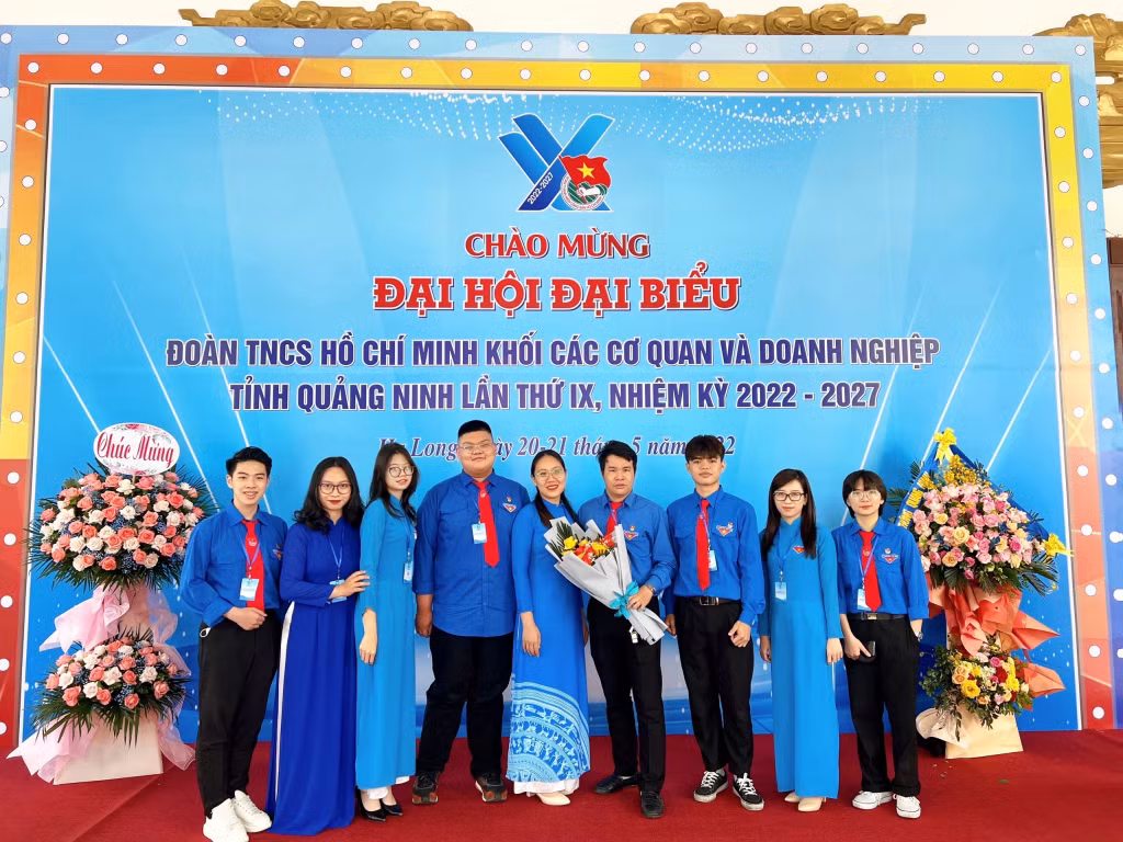 Lê Quang Minh (ngoài cùng, bên trái) vinh dự là một trong số các đoàn viên tiêu biểu của Trường THPT Chuyên Hạ Long dự Đại hội đại biểu Đoàn TNCS Hồ Chí Minh khối các cơ quan và doanh nghiệp tỉnh lần thứ IX, nhiệm kỳ 2022-2027.