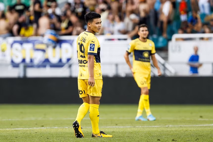 Quang Hải chưa để lại dấu ấn ở Pau FC và Ligue 2. Ảnh: Reuters.