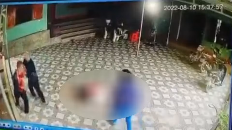Thời điểm xảy ra vụ việc chủ nhà bị đâm chết. Ảnh: Cắt từ clip