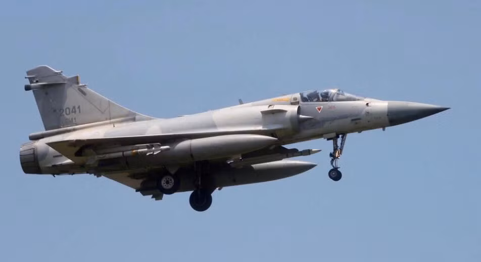 Chiến đấu cơ Mirage 2000-5 của Đài Loan hạ cánh xuống căn cứ không quân Hsinchu ngày 7/8. Ảnh: Reuters
