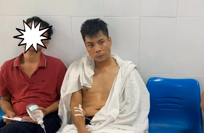 Đối tượng Hoàng Văn Lượng (bên phải) tại bệnh viện. Ảnh: CTV