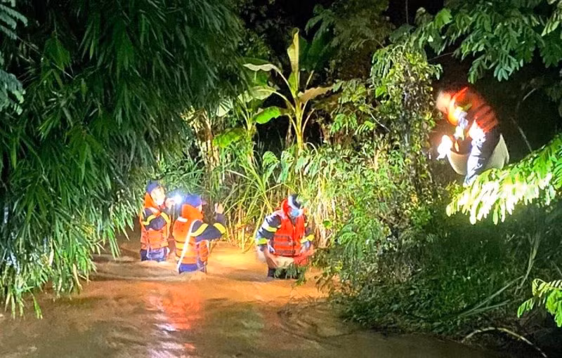 Lực lượng cảnh sát cứu nạn cứu hộ, Công an tỉnh Đắk Lắk nỗ lực tìm kiếm thi thể cháu H.H.N trong đêm.