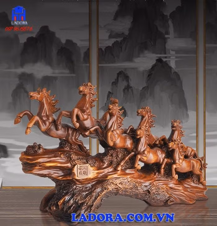 Tượng bát mã truy phong tại Ladora Shop.