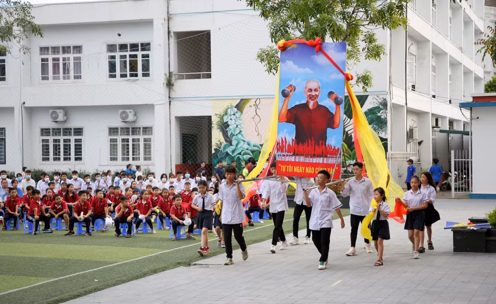 Các khối diễu hành tiến vào sân vận động trong lễ khai mạc Hội khỏe Phù Đổng Trường Tiểu học, THCS &amp; THPT Lê Thánh Tông năm học 2022 – 2023.