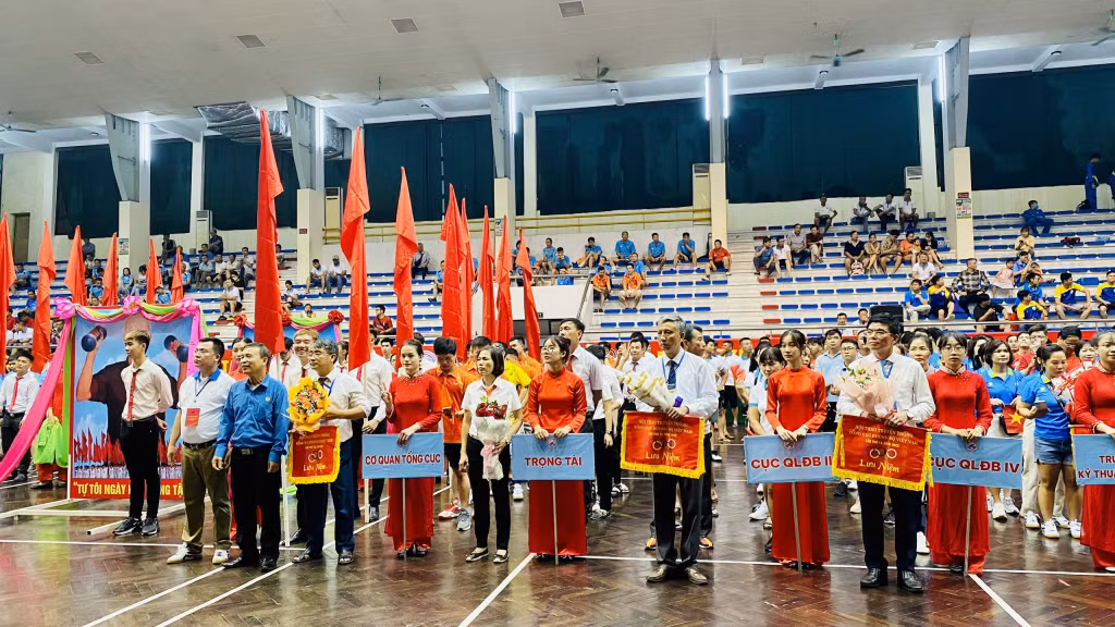 Lãnh đạo Tổng Cục Đường bộ Việt Nam tặng cờ lưu niệm cho các đoàn VĐV tham gia hội thao.
