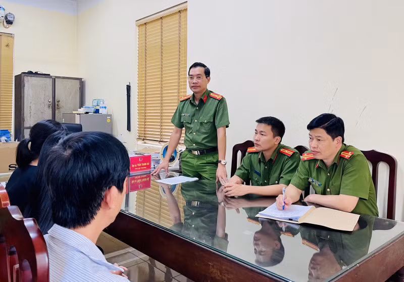 Thượng tá Dương Hồng Quang, Trưởng Công an huyện Bình Lục trao đổi với gia đình anh Đ.