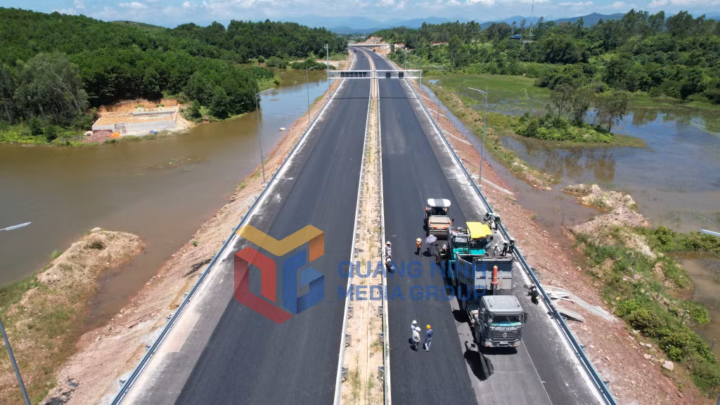 Thi công thảm nhựa mặt đường (5-2022). Ảnh: Đỗ Phương