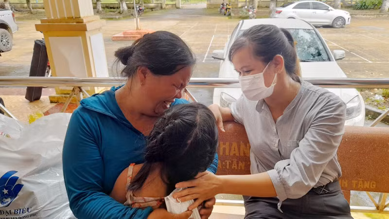 Bà ngoại xúc động khi được gặp lại cháu L.Y.D.