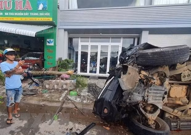 Ca Mau: Xe oto nat vun sau khi lao vao nha dan, 3 nguoi thuong vong hinh anh 1