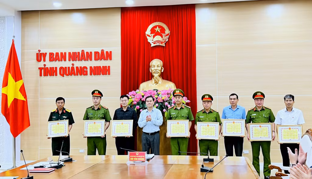 Các cá nhân có nhiều thành tích, đóng góp cho công tác PCCC&amp;CNCH được tuyên dương, khen thưởng.
