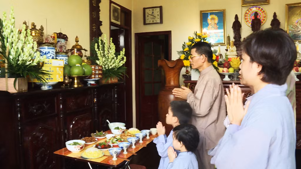 Rằm tháng 7 tới, các gia đình đều chuẩn bị mâm cúng lễ để dâng lên tổ tiên, tưởng nhớ những người đã mất trong gia đình.