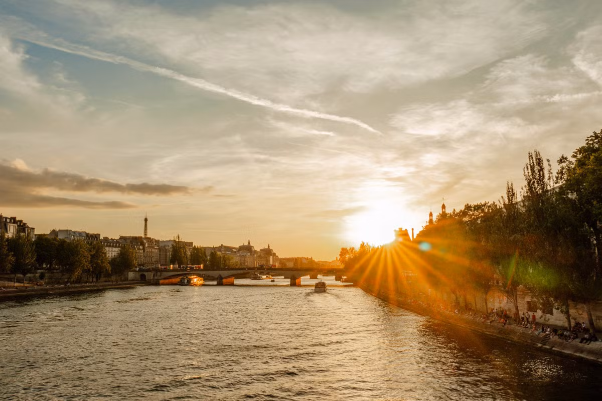 Mặc dù trong tiếng Pháp, Pont Neuf có nghĩa là cầu mới, nhưng đây lại là một trong những cây cầu cổ nhất Paris còn đến nay. Pont Neuf được xây dựng từ năm 1578 và hoàn thành năm 1607. Lý do mong tên "cầu Mới" vì nó là cây cầu bằng đá đầu tiên của thành phố. Trước đó, mọi cây cầu ở Paris đều xây bằng gỗ.